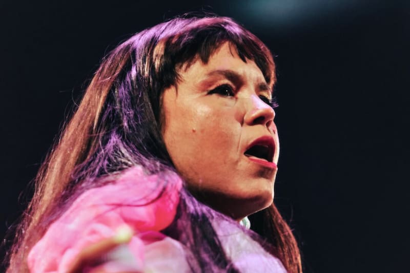 Cerró la segunda jornada del festival en una Quinta Vergara semivacía. Foto: @elfestivaldevina en Instagram.