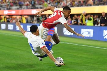 VIDEO | La descomunal patada de Ronald Araujo a Gabriel Jesús en amistoso de Barcelona vs Arsenal