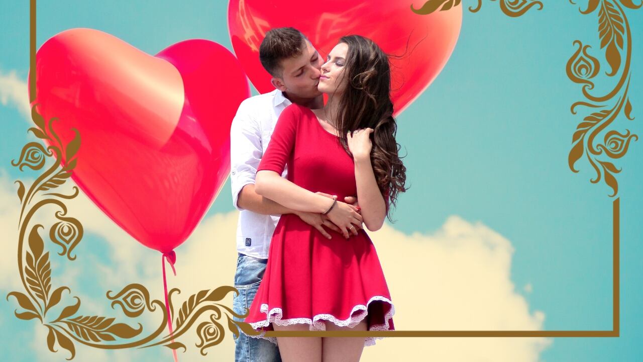 Una pareja abrazada frente a 2 globos con forma de corazón, enmarcados.