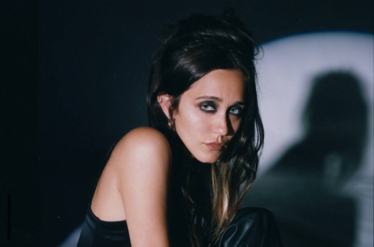 Jesse Jo Stark, la nieta de Cher, estrena disco "Doomed": "todas mis canciones son cartas de amor"