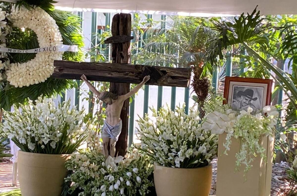 Salen a la luz imágenes de la tumba de Vicente Fernández en el jardín del rancho "Los 3 Potrillos"