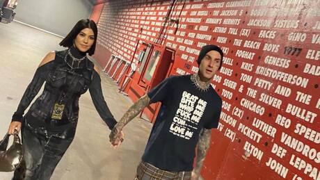 Kourtney Kardashian y Travis Barker le dan la bienvenida a su primer hijo juntos