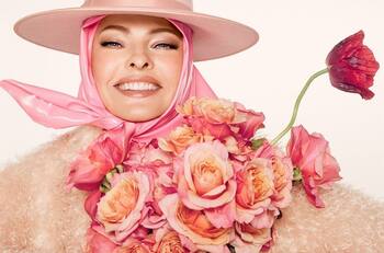 Linda Evangelista aparece en portada de Vogue y luce espectacular