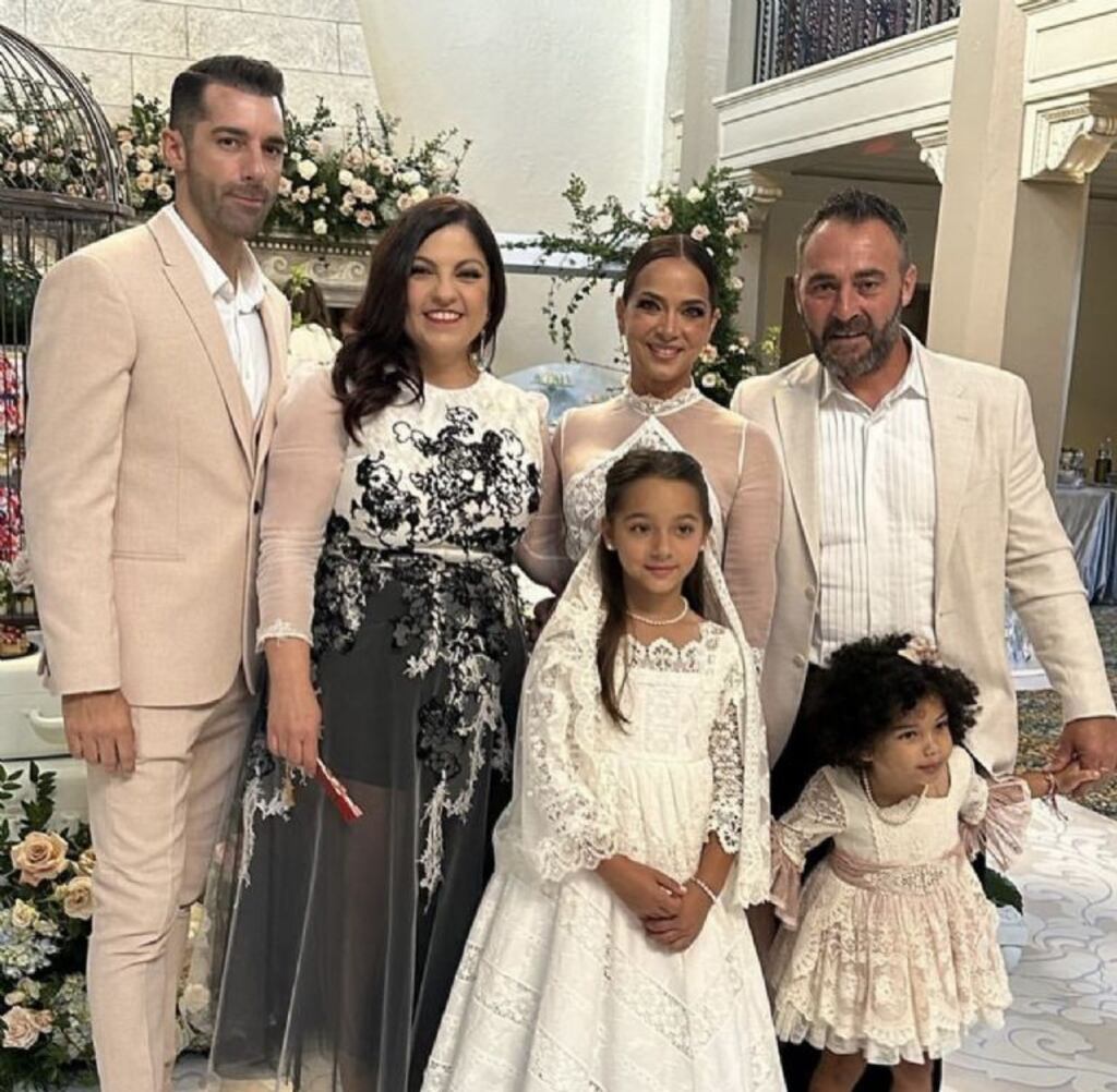 Toni Costa posa junto a Adamari López celebrando la primera comunión de