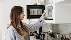 8 usos desconocidos que puedes darle al microondas más alla de calentar la comida