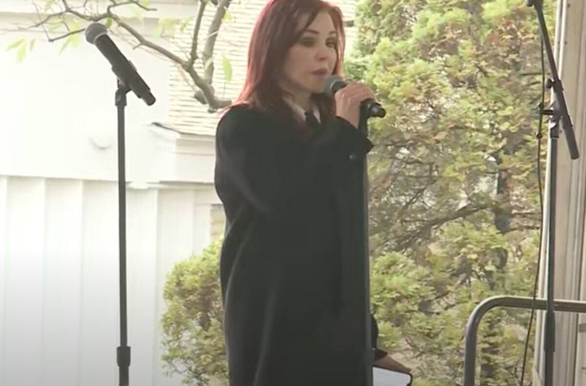 Priscilla Presley rompe en llanto leyendo poema durante memorial de Lisa Marie Presley