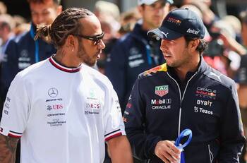 Lewis Hamilton arremete contra Checo Pérez: “Si yo tuviera su coche...”
