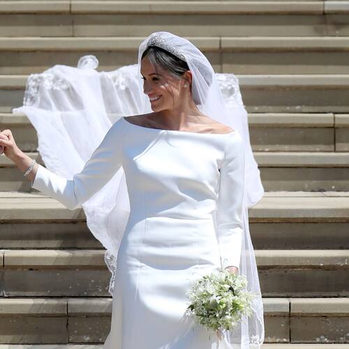 En un nuevo evento junto al príncipe Harry, Meghan Markle se lució con look inspirado en su vestido de novia con el hombro al descubierto.