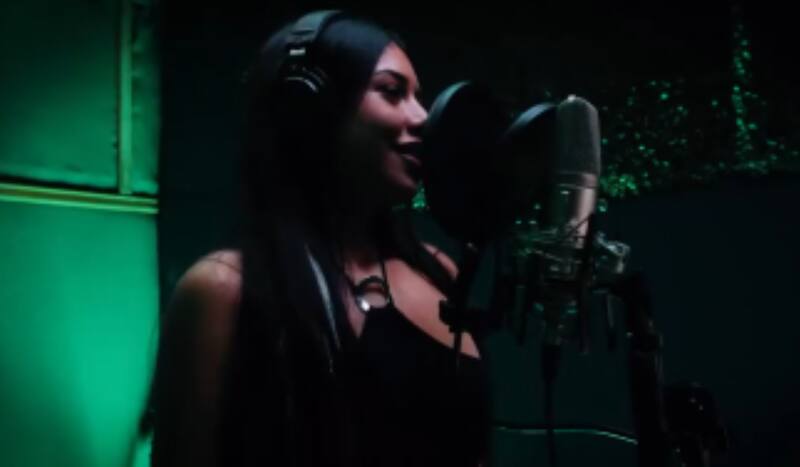 Eskarcita sorprende con su salto a la música.