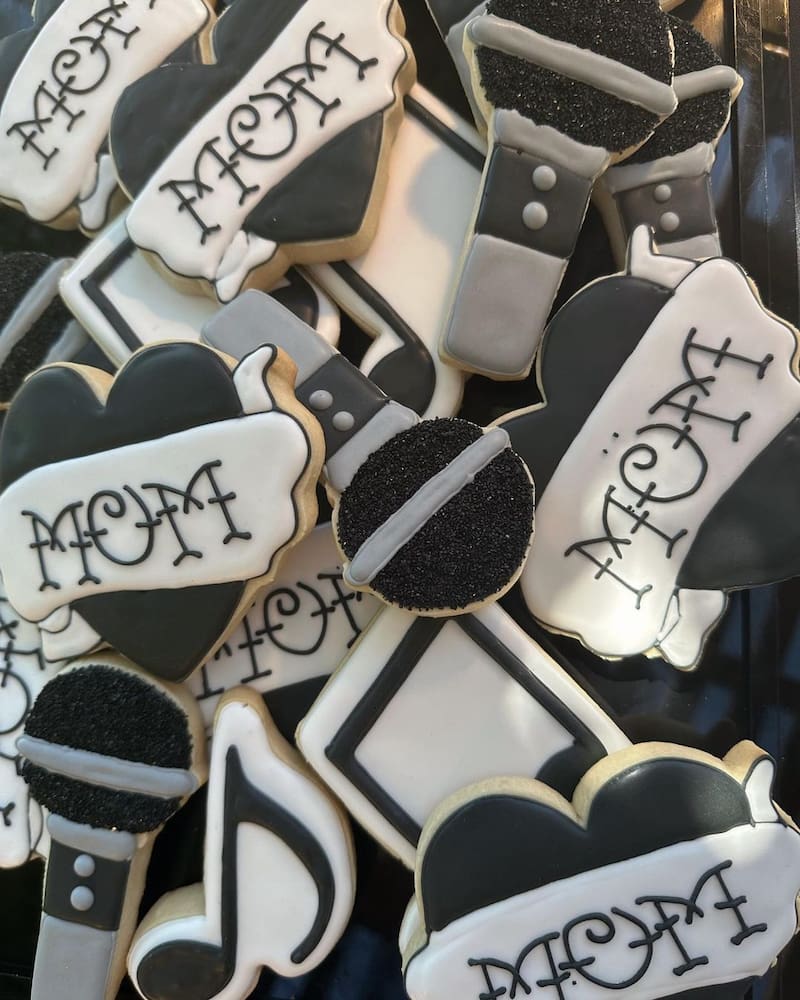 La pareja ofreció galletas decoradas en su "Baby shower"