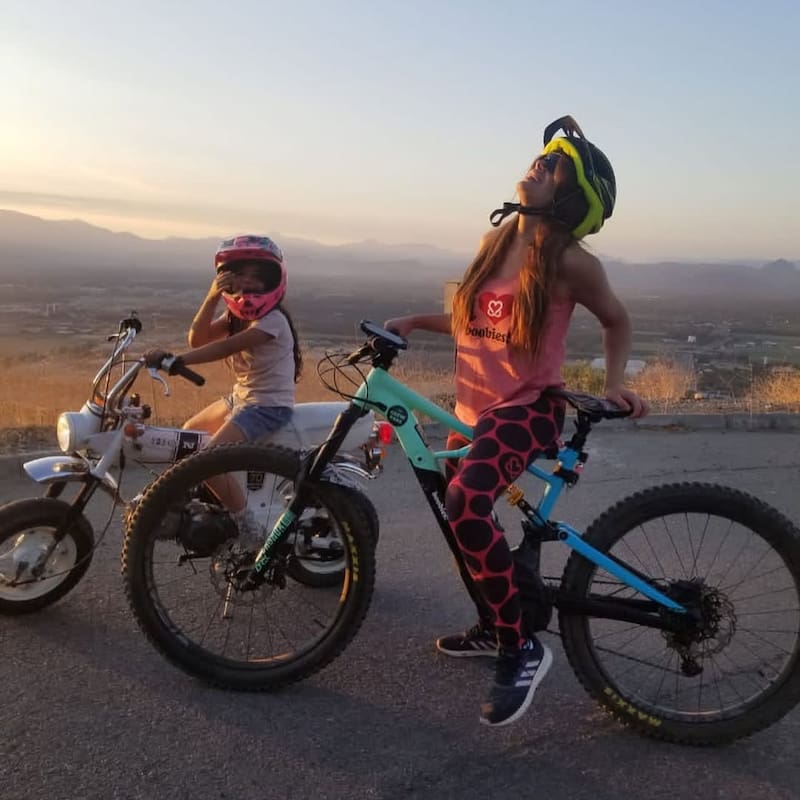 Junto a su hija, quien no tendría mayor contacto con Kike. Foto: @roxanamunozchile en Instagram