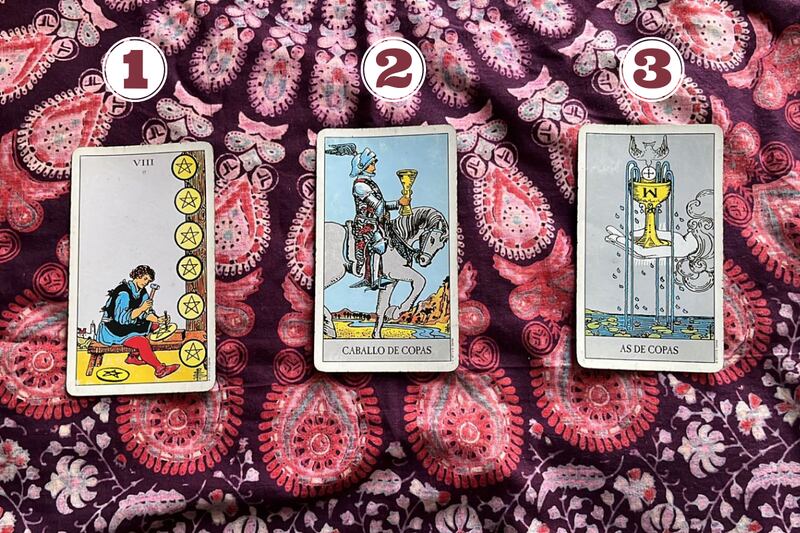 Cartas del tarot reveladas sobre una tela.