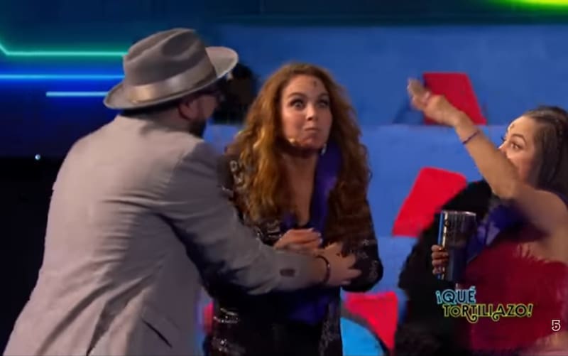 La cantante recibió un "tortillazo" de su hija en "Me Caigo de Risa".