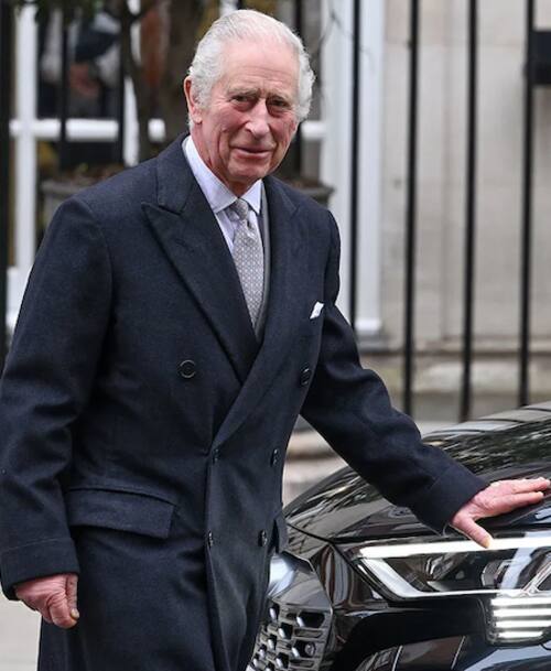 Rey Carlos III junto a la reina Camilla abandonado la Clínica de Londres.