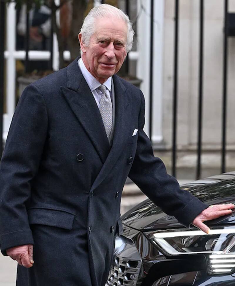 Rey Carlos III junto a la reina Camilla abandonado la Clínica de Londres.