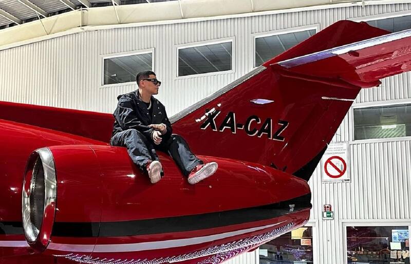 Eduin Caz La voz de Grupo Firme escogió el color rojo para su nuevo lujo. - Créditos: Instagram