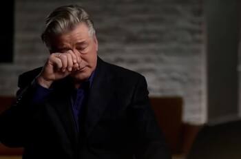 Alec Baldwin asegura que no supo que una bala mató a Halyna Hutchins hasta horas después del accidente
