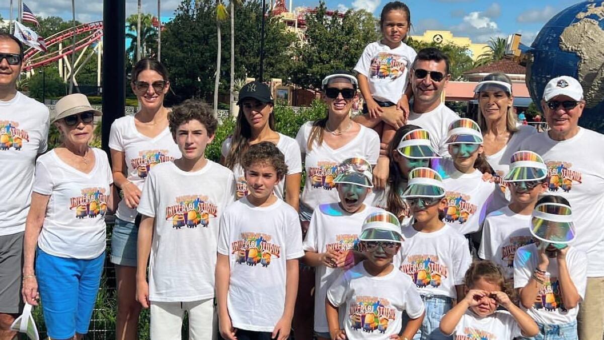 Jacky Bracamontes y Martín Fuentes se suben juntos a montaña rusa en celebración de su hija Carito
