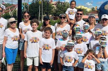 Jacky Bracamontes y Martín Fuentes se suben juntos a montaña rusa en celebración de su hija Carito