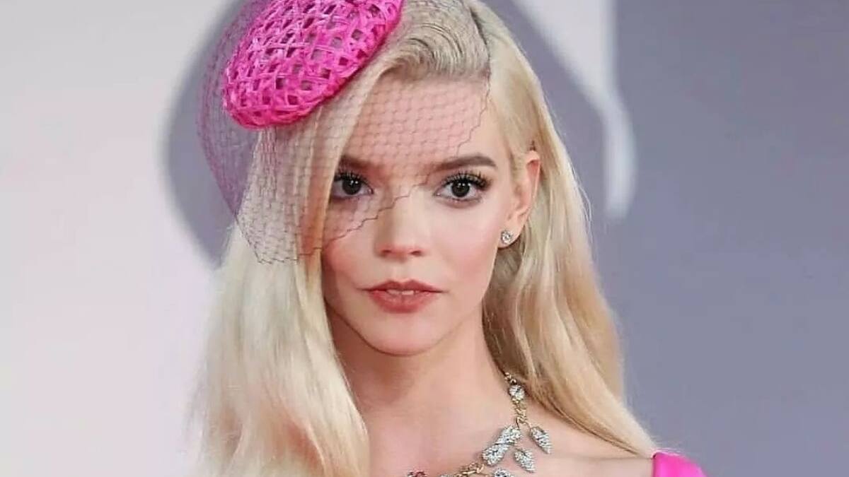 Anya Taylor-Joy llevó un look rosa al estilo Barbie al Festival de Venecia
