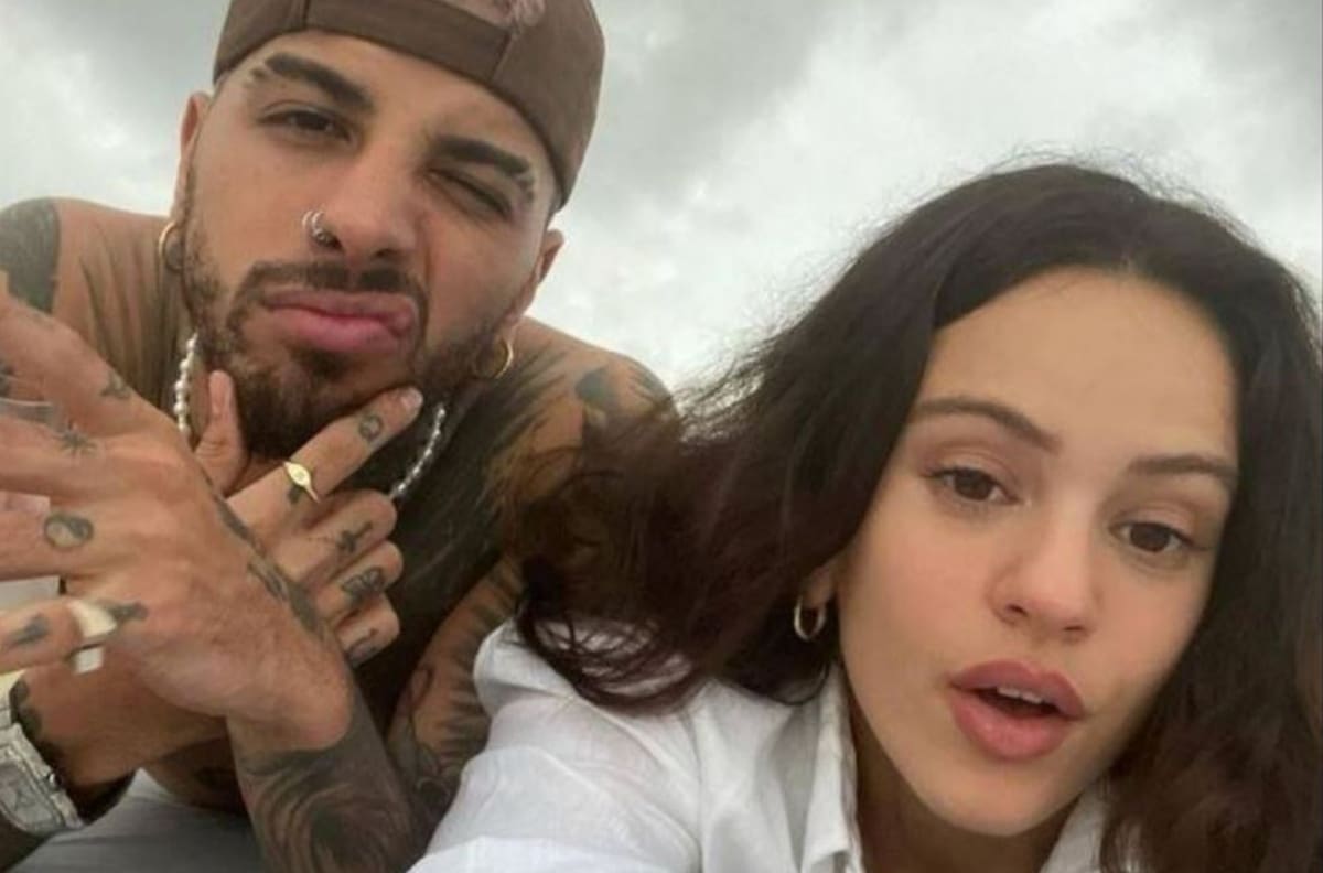 Rosalía besa a Raw Alejandro en pleno escenario tras invitarlo a cantar con ella