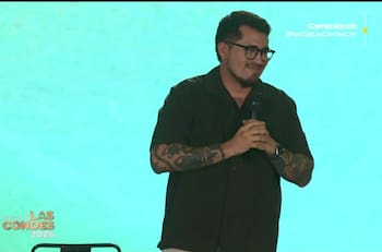 “Con el puesto lleno de motos”: el chiste de Claudio Michaux sobre extranjeros que desató risas en el festival de Las Condes