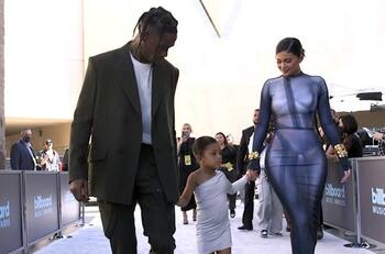 Kylie Jenner y Travis Scott enternecen en la alfombra de los Billboard al llevar de la mano a Stormi
