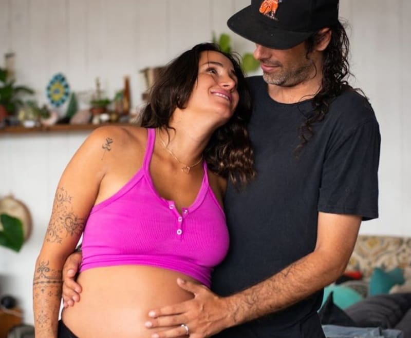 Isidora Urrejola junto a su pareja y padre de su hija. Créditos: Instagram