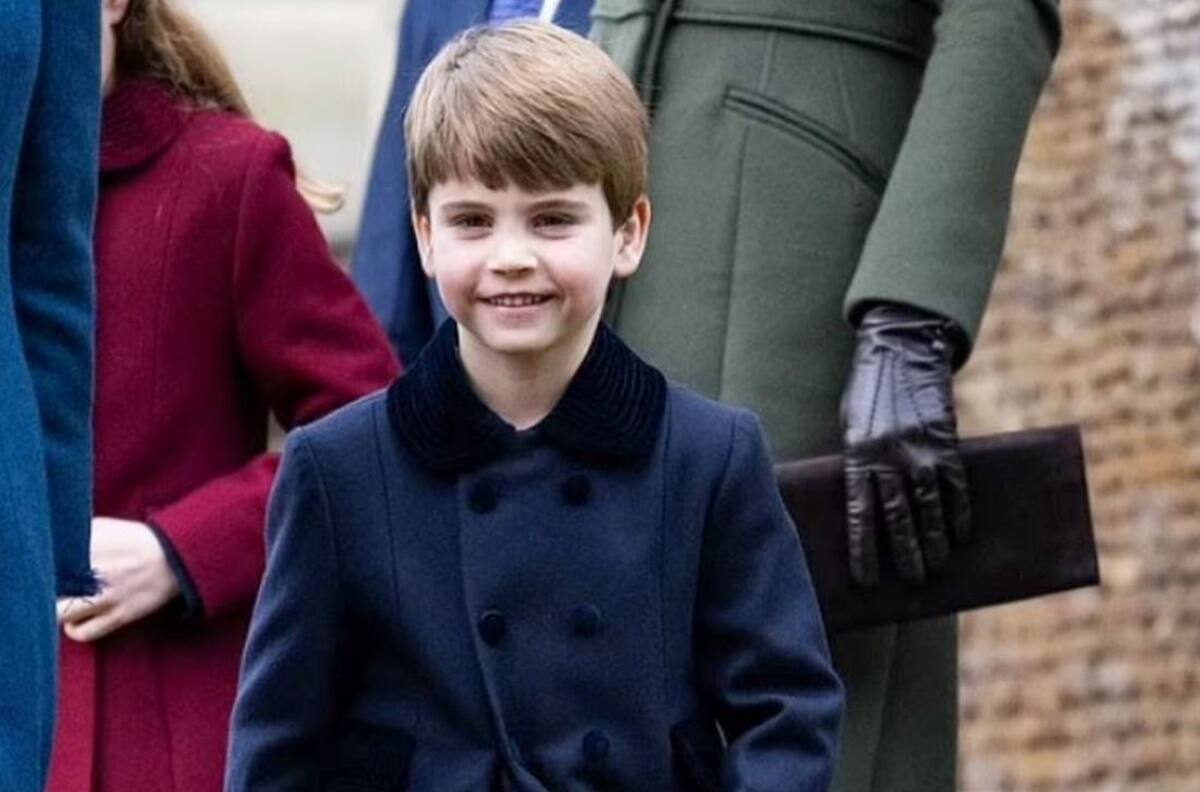 Príncipe Louis sorprende con tierno gesto a su hermana Charlotte en el paseo navideño de Sandringham