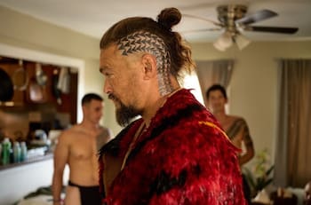 Jason Momoa comparte fotos del "poderoso momento" que fue tatuarse en la cabeza