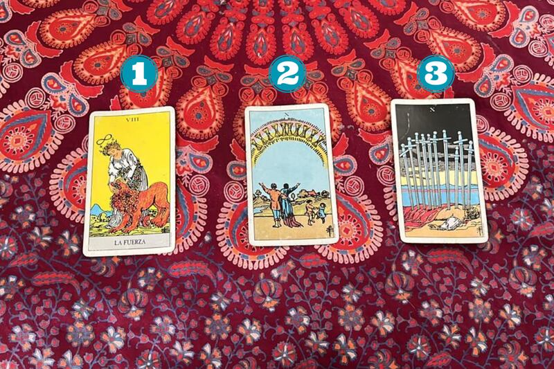 Cartas del tarot encima de una tela.