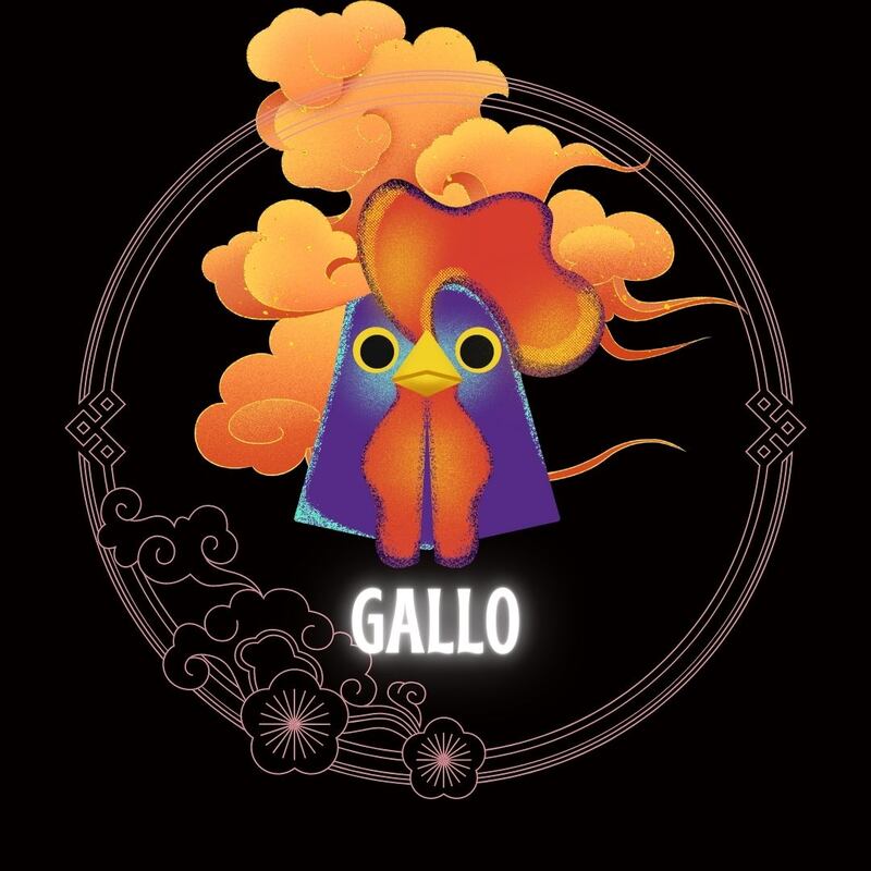 Caricatura de la cara de un Gallo sobre un fondo negro azulado, enmarcado en un círculo con flores. Atrás del animal se ven nubes doradas como adornos orientales.
