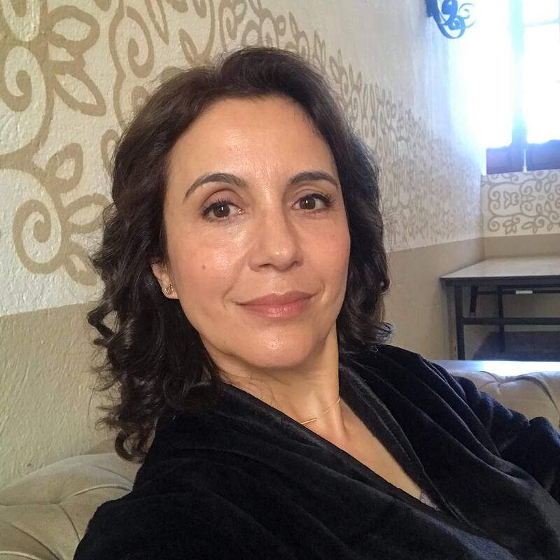 Es la madre de Alexis en la serie de Netflix