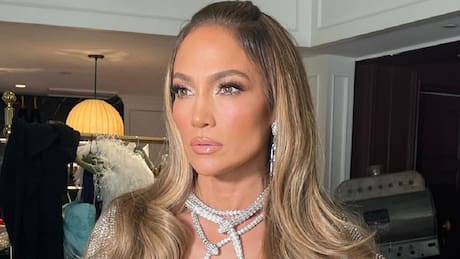 Jennifer López y Eva Longoria reviven la tendencia monocromática para la temporada