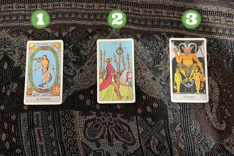Cartas del Tarot arriba de una tela.