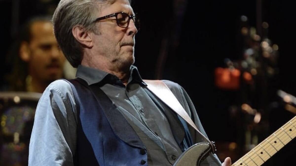 Se tuvo que arrepentir: Eric Clapton rompió su juramento y realizó concierto en centro que pedía vacunación obligada