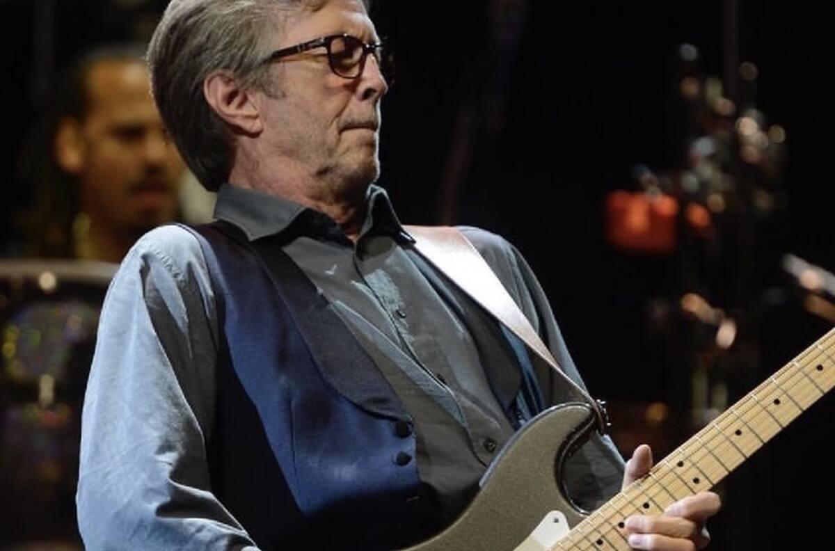 Se tuvo que arrepentir: Eric Clapton rompió su juramento y realizó concierto en centro que pedía vacunación obligada