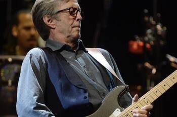 Se tuvo que arrepentir: Eric Clapton rompió su juramento y realizó concierto en centro que pedía vacunación obligada