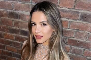 Ex de Javier "Chicharito" Hernández causa polémica al compartir foto de su hijo vestido de princesa