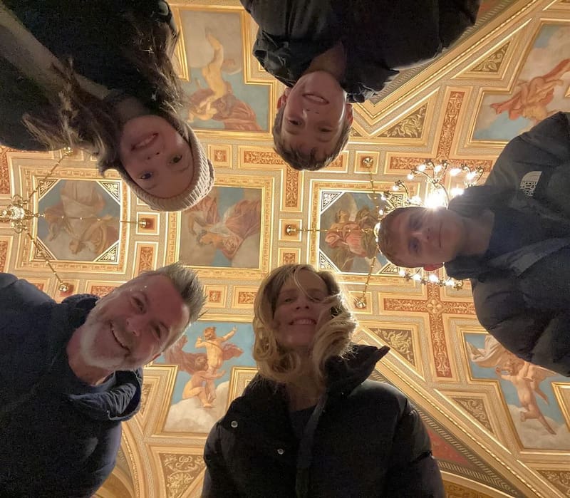 La familia posando en su paso por Budapest
