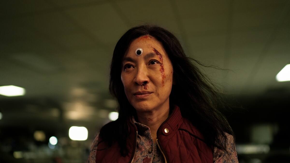 Michelle Yeoh es la heroína más improbable en el multiverso de "Todo en todas partes al mismo tiempo"