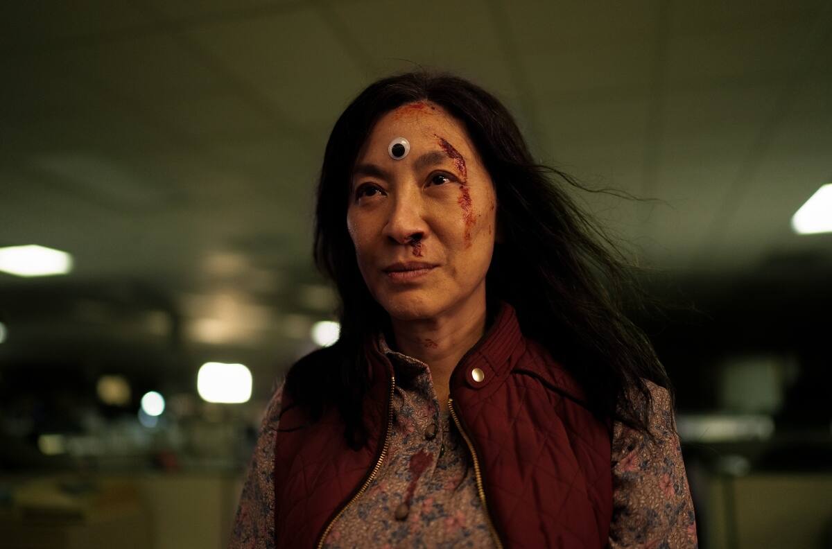 Michelle Yeoh es la heroína más improbable en el multiverso de "Todo en todas partes al mismo tiempo"