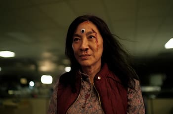 Michelle Yeoh es la heroína más improbable en el multiverso de "Todo en todas partes al mismo tiempo"