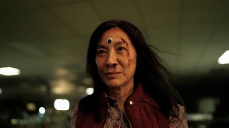 Michelle Yeoh es la heroína más improbable en el multiverso de "Todo en todas partes al mismo tiempo"