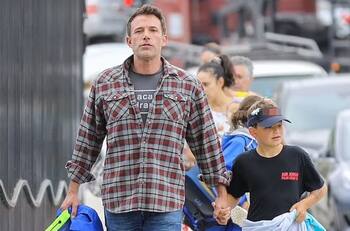 Ben Affleck regresa a Los Angeles y es captado en piscina con su hijo Sam y su ex Jennifer Garner