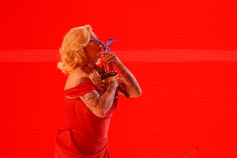 Vina del Mar, 26 de febrero 2026
La cantante Mon Laferte recibe la gaviota de platino durante su presentacion en la quinta noche del Festival de Vina del Mar 2026
Sebastian Cisternas/ Aton Chile