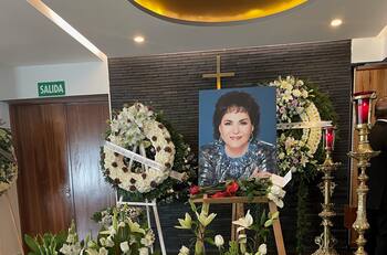 Así luce el funeral de Carmen Salinas, donde cientos de fans acuden a darle el último adiós