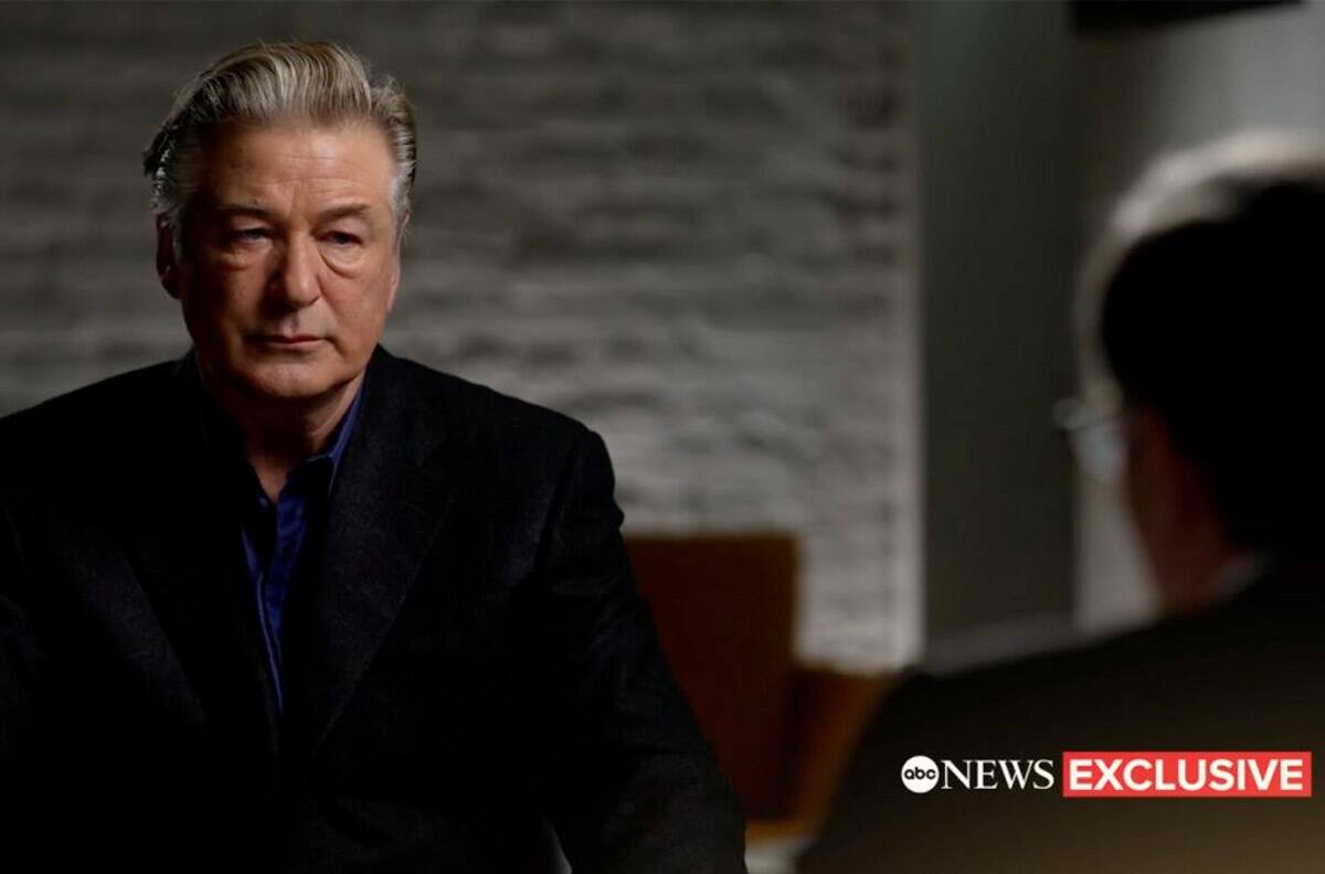 Alec Baldwin entrega su celular a las autoridades que investigan muerte de Halyna Hutchins