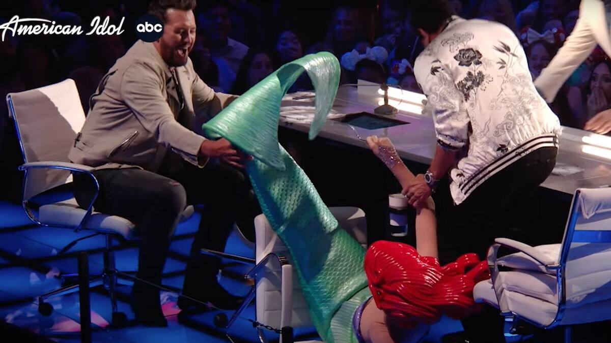 VIDEO: Katy Perry sufre aparatosa caída durante episodio de "American Idol"