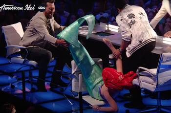 VIDEO: Katy Perry sufre aparatosa caída durante episodio de "American Idol"